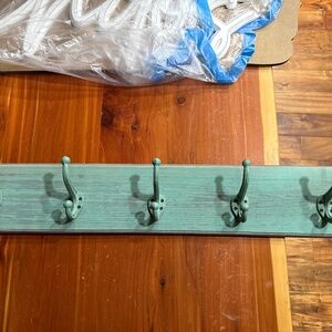 5 hook distressed wall decor